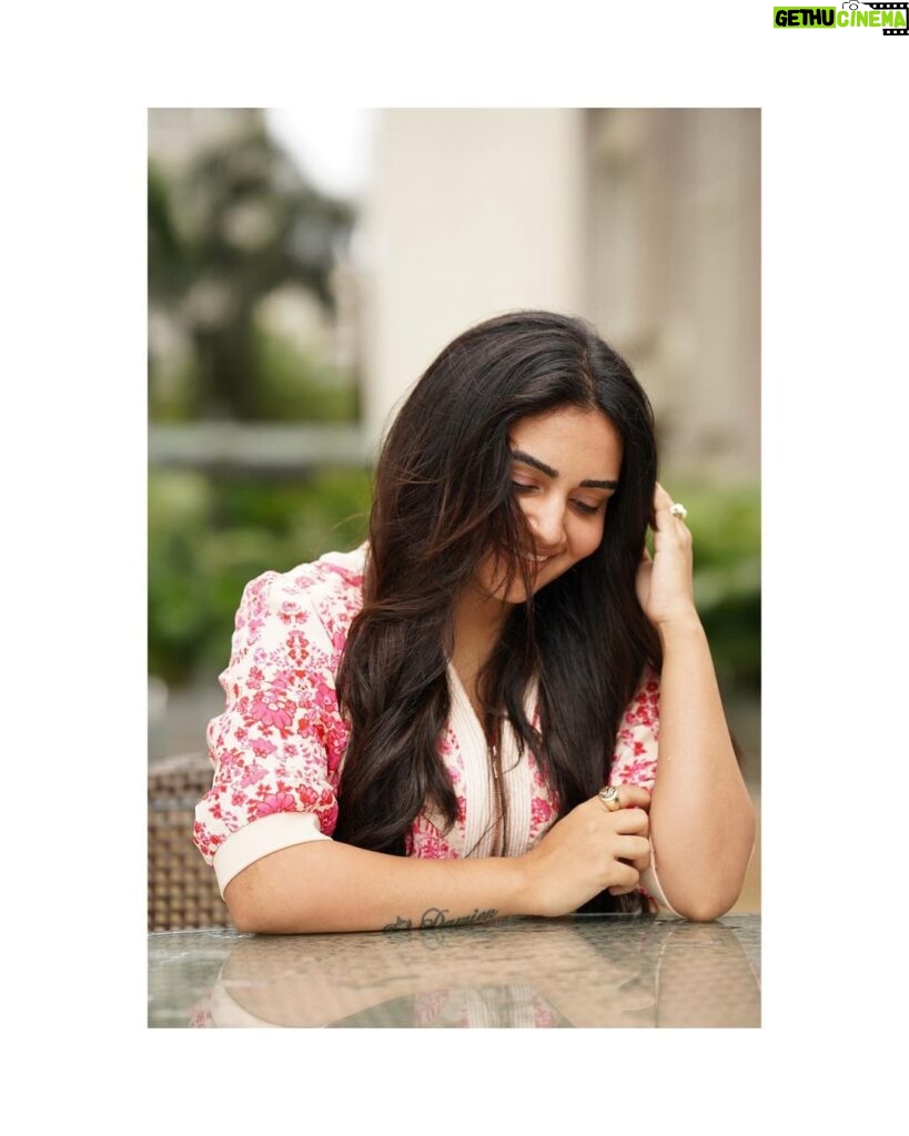 Sonia Singh Instagram - Gotta do nothing, but just blush💕🥰. A bad hair day but the pictures came out well. @im_avieee @avi__clicks__ 📸