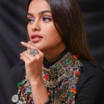 Sonyaa Ayodhya Instagram – If you need a friend to fix your full moon 🌕 mood or your eyelashes you should reach out to meeeee and @flibbertigibbetbeautty 😁 
Photo @bbhupi25 
Lashes @flibbertigibbetbeautty 
Lash style : Boo Boo 
Jewelry: @seengarfashion 
#photoshoot 
#likes #love #mood #tribaljewels #jewels #sengar #love #bollywood #mood
