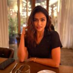 Sonyaa Ayodhya Instagram – Are you a momosexual? Swipe right 🥟 #momosexual 🤪