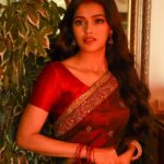Sonyaa Ayodhya Instagram – Remember it’s all an illusion.. that’s not real. ⭐️ 
Lashes : boo boo @flibbertigibbetbeautty 
.
.
.
#desi #red #saree #mood #likes #love #beauty #eyelashes