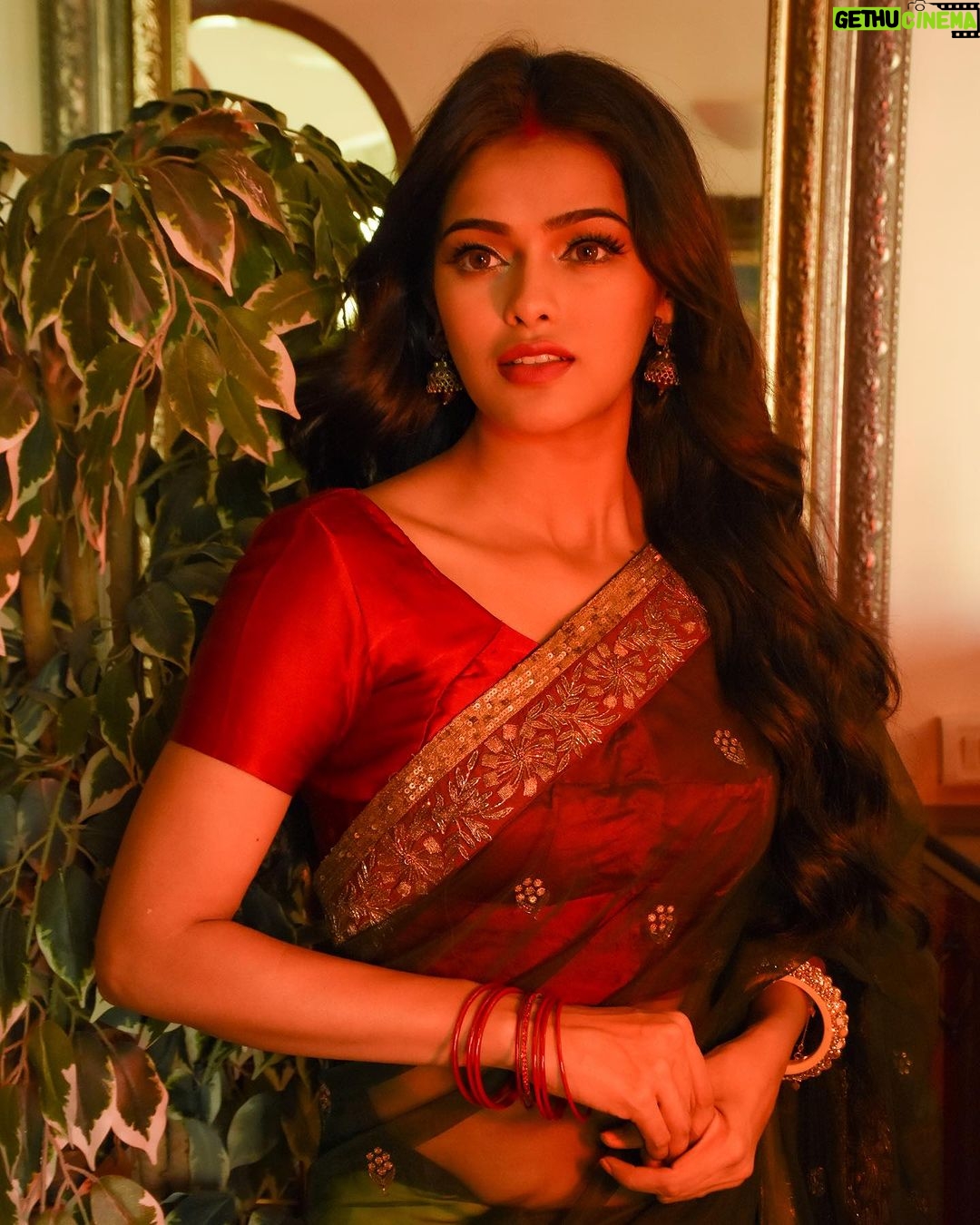 Sonyaa Ayodhya Instagram - Remember it’s all an illusion.. that’s not real. ⭐️ Lashes : boo boo @flibbertigibbetbeautty . . . #desi #red #saree #mood #likes #love #beauty #eyelashes