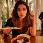 Sonyaa Ayodhya Instagram – Are you a momosexual? Swipe right 🥟 #momosexual 🤪