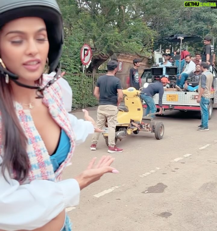 Sonyaa Ayodhya Instagram - Filming for this sequence was a lot of fun 🤣 @officialjiocinema #bts #scooty #filmmaking #shalini #lovebetweentheshelves