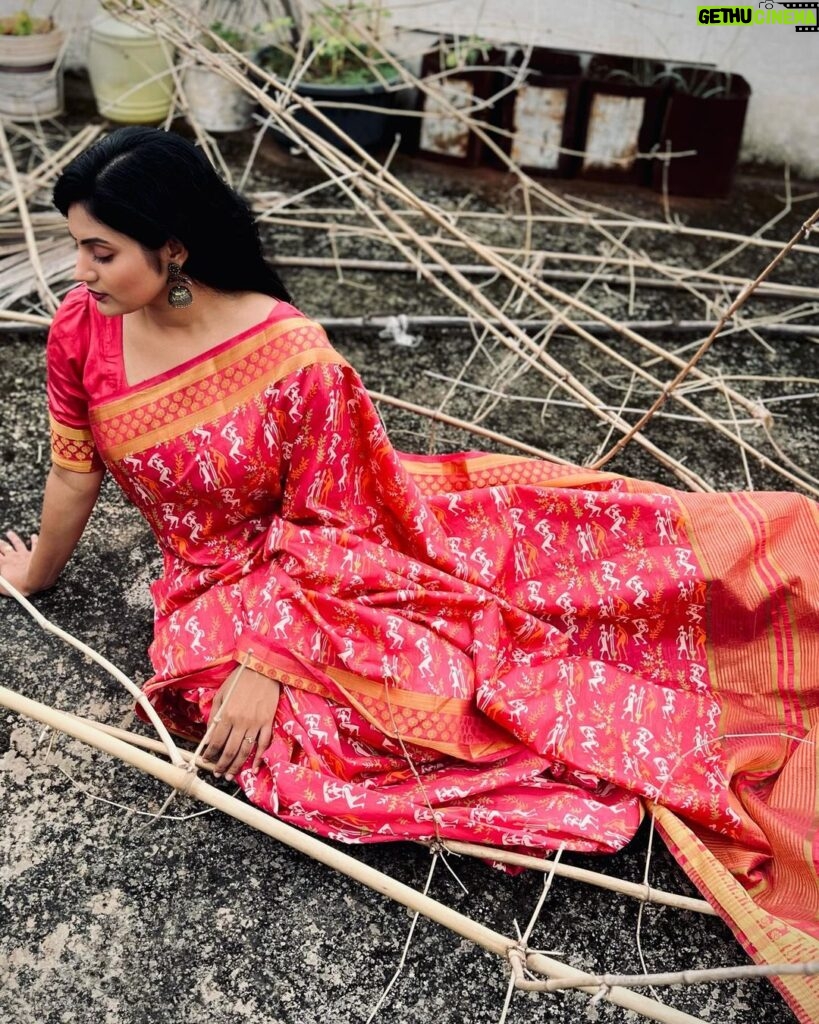 Sradha Panigrahi Instagram - Everything seems beautiful when you are in LOVE ❤️ . . Wearing @_aditri_sarees 📸 @trilochan_vicky . . #sradha #sradhapanigrahi #photography #mobilephotography #photo #photooftheday #saree #sareelove #sareefashion #sareeaddict #odia #odisha #influencer #fashion #fashionblogger