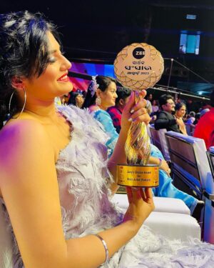 Sradha Panigrahi Instagram - Yes . ❤️ 
Best Actress for #khusirachhunka in jury’s Choice. 
Thank you ! 🙏🙏 
.
#sradhapanigrahi #zssa #zssa2023 #zeesarthaktv
