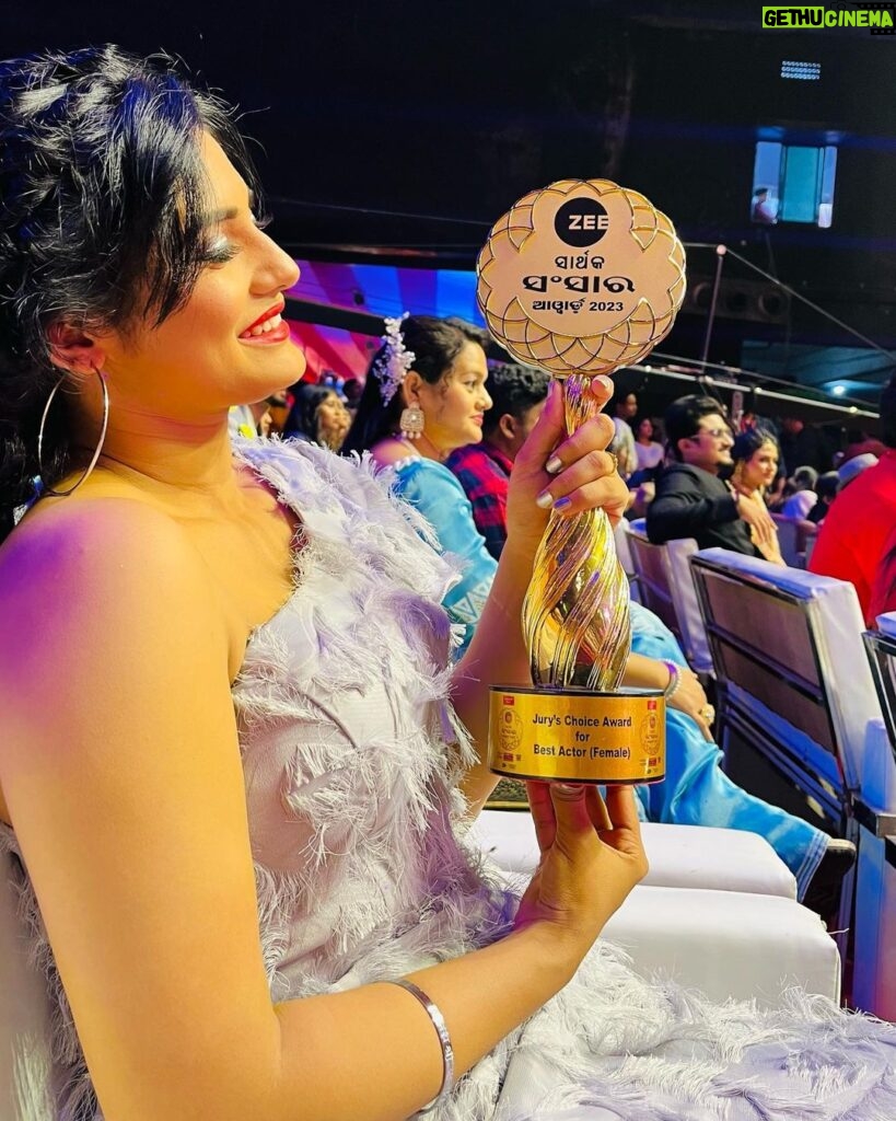 Sradha Panigrahi Instagram - Yes . ❤️ Best Actress for #khusirachhunka in jury’s Choice. Thank you ! 🙏🙏 . #sradhapanigrahi #zssa #zssa2023 #zeesarthaktv
