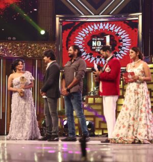 Sradha Panigrahi Instagram - So, Can u guys guess my Award Category!!!
Zee Sarthak Sansar Awards 2023, today at 6.00 pm on @zee_sarthaktv .
& getting this award from my favourites  is a bliss .
Thank u @mohanty_babushaan & @amlan0010 . 
Special thanks to my own team members of #khusirachhunka .
@anukulrout 
@pratikseal 
@lipsadalei 
@director_at_ollywood 
@safik2491 
.
#ZSSA #sradhapanigrahi #zssa2023 #zeesarthaktv