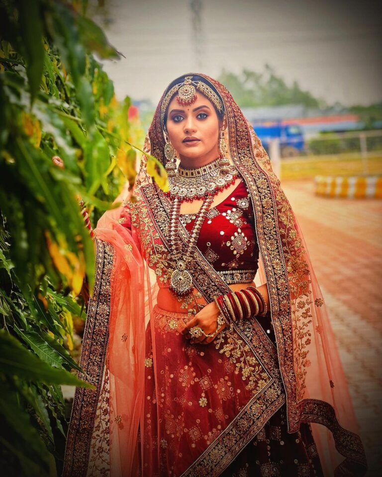 Sradha Panigrahi Instagram - Rehne ko mil gaya tere Dil ♥️ kaa Sheher… Hai yahaan dhoop ☀️ bhi jese Thandi leher.. Waqt ese hua meherbann 🫠 . Ke Rang lageyaan ISHQ daa… #sradha #sradhapanigrahi #bride #bridalmakeup #indianbride #bridalwear #makeupideas #makeup #odia #odisha