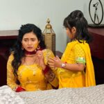 Sradha Panigrahi Instagram - ଖୁସି ଆଉ ରିୟା loves ହଳଦିଆ 💛 What about you???? #khusirachhunka Mon-Sat 9.00 pm on @zee_sarthaktv . . #sradhapanigrahi #haladi #haladiceremony #haladilook💛❤️ #yellow #yellowlover