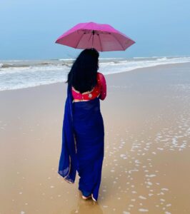 Sradha Panigrahi Instagram - କହିଲେ ଦେଖି , ଇଏ… ବର୍ଷା ଦିନ ରେ ଶୀତ ର ପ୍ରଭାବ ! ନା ଶୀତ ଦିନ ରେ ବର୍ଷା ର ଦୃଶ୍ୟ ?? . . #sradha #sradhapanigrahi #odia #odisha #puri #puriseabeach #gooday #beach #nilasadhi #nilasaree #neelasadhi #blue #bluesaree ସମୁଦ୍ର କୁଳ ପୁରୀ