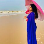 Sradha Panigrahi Instagram - କହିଲେ ଦେଖି , ଇଏ… ବର୍ଷା ଦିନ ରେ ଶୀତ ର ପ୍ରଭାବ ! ନା ଶୀତ ଦିନ ରେ ବର୍ଷା ର ଦୃଶ୍ୟ ?? . . #sradha #sradhapanigrahi #odia #odisha #puri #puriseabeach #gooday #beach #nilasadhi #nilasaree #neelasadhi #blue #bluesaree ସମୁଦ୍ର କୁଳ ପୁରୀ