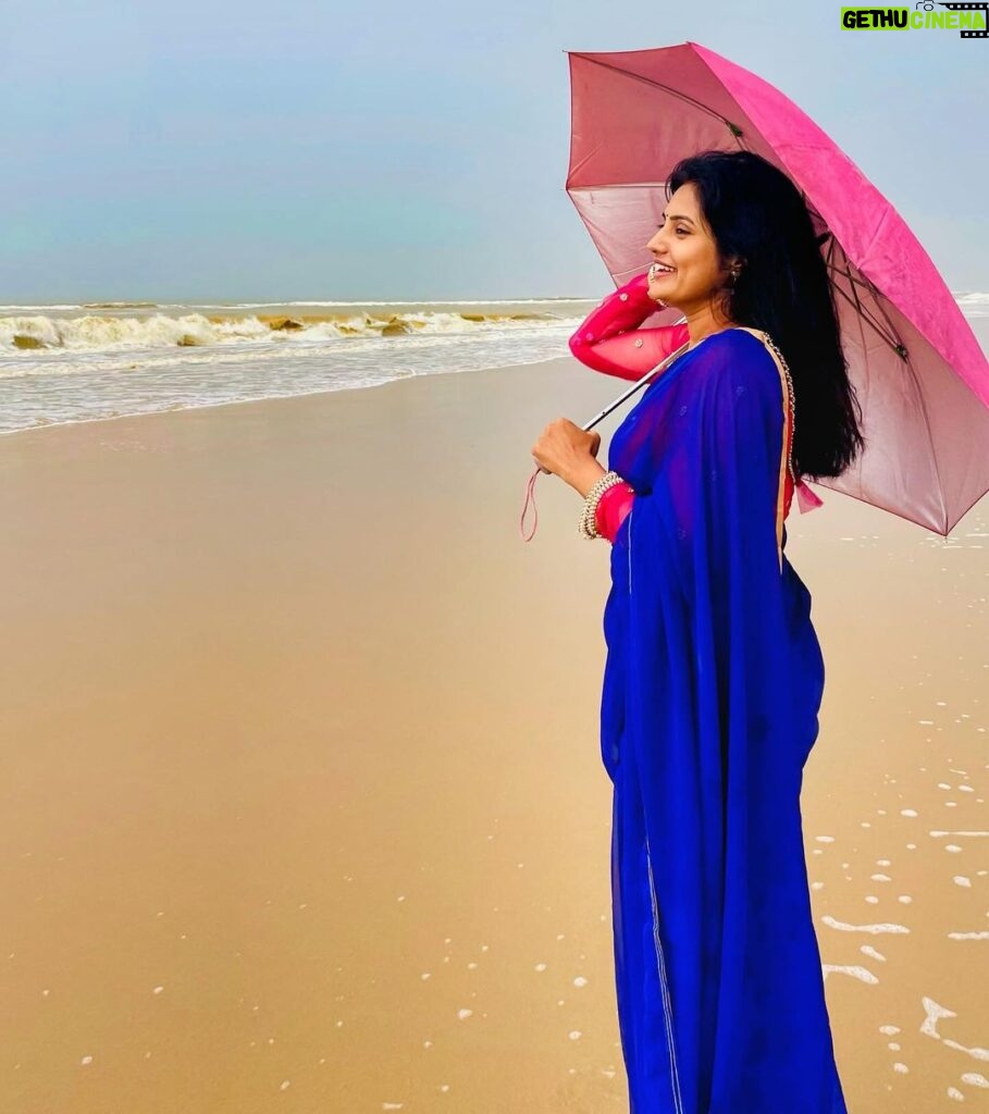 Sradha Panigrahi Instagram - କହିଲେ ଦେଖି , ଇଏ… ବର୍ଷା ଦିନ ରେ ଶୀତ ର ପ୍ରଭାବ ! ନା ଶୀତ ଦିନ ରେ ବର୍ଷା ର ଦୃଶ୍ୟ ?? . . #sradha #sradhapanigrahi #odia #odisha #puri #puriseabeach #gooday #beach #nilasadhi #nilasaree #neelasadhi #blue #bluesaree ସମୁଦ୍ର କୁଳ ପୁରୀ