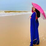 Sradha Panigrahi Instagram - କହିଲେ ଦେଖି , ଇଏ… ବର୍ଷା ଦିନ ରେ ଶୀତ ର ପ୍ରଭାବ ! ନା ଶୀତ ଦିନ ରେ ବର୍ଷା ର ଦୃଶ୍ୟ ?? . . #sradha #sradhapanigrahi #odia #odisha #puri #puriseabeach #gooday #beach #nilasadhi #nilasaree #neelasadhi #blue #bluesaree ସମୁଦ୍ର କୁଳ ପୁରୀ