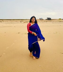 Sradha Panigrahi Instagram - କହିଲେ ଦେଖି , ଇଏ… ବର୍ଷା ଦିନ ରେ ଶୀତ ର ପ୍ରଭାବ ! ନା ଶୀତ ଦିନ ରେ ବର୍ଷା ର ଦୃଶ୍ୟ ?? . . #sradha #sradhapanigrahi #odia #odisha #puri #puriseabeach #gooday #beach #nilasadhi #nilasaree #neelasadhi #blue #bluesaree ସମୁଦ୍ର କୁଳ ପୁରୀ