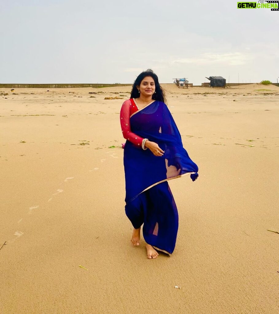 Sradha Panigrahi Instagram - କହିଲେ ଦେଖି , ଇଏ… ବର୍ଷା ଦିନ ରେ ଶୀତ ର ପ୍ରଭାବ ! ନା ଶୀତ ଦିନ ରେ ବର୍ଷା ର ଦୃଶ୍ୟ ?? . . #sradha #sradhapanigrahi #odia #odisha #puri #puriseabeach #gooday #beach #nilasadhi #nilasaree #neelasadhi #blue #bluesaree ସମୁଦ୍ର କୁଳ ପୁରୀ