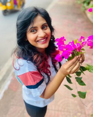 Sradha Panigrahi Instagram - ପ୍ରେମ ର ପରିଭାଷା ଯଦି ଫୁଲ ହୁଏ !!! 
ବିରହ ର ପରିଭାଷା କ’ଣ ହବ ? 
ନା…… ଉତ୍ତର କଣ୍ଟା ନୁହେଁ 😂 
ଆଉ କିଛି ?? 
.
#sradhapanigrahi