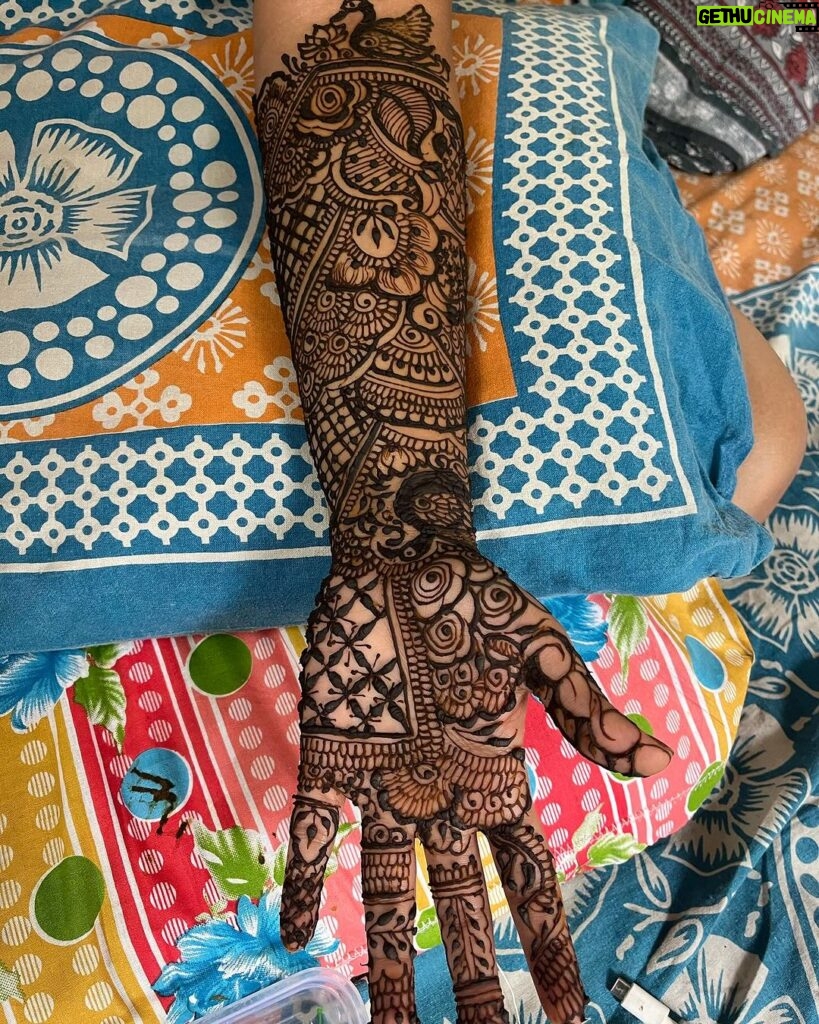 Sree Nithi Instagram - Thanks to @glowwithaniessajana for making my hand more beautiful with her talent Do support her and dm her for mehandi to make your occasion’s more memorable 🫶🏻 Chennai, India