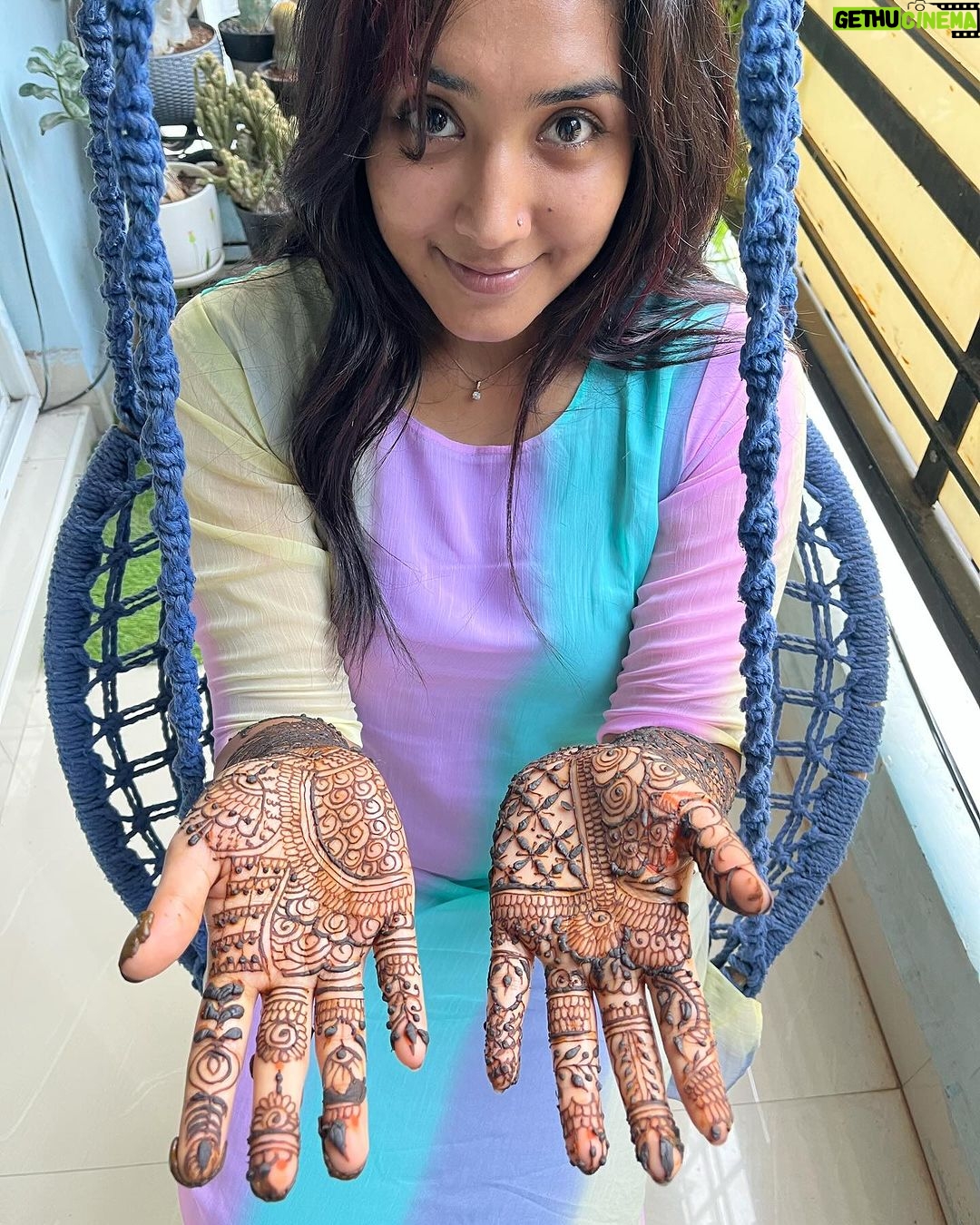 Sree Nithi Instagram - Thanks to @glowwithaniessajana for making my hand more beautiful with her talent Do support her and dm her for mehandi to make your occasion’s more memorable 🫶🏻 Chennai, India