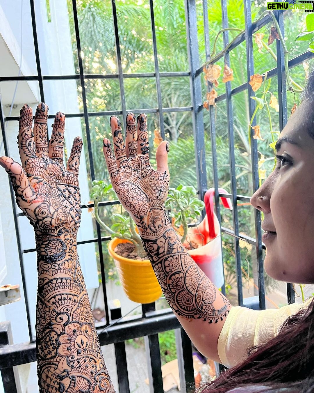 Sree Nithi Instagram - Thanks to @glowwithaniessajana for making my hand more beautiful with her talent Do support her and dm her for mehandi to make your occasion’s more memorable 🫶🏻 Chennai, India