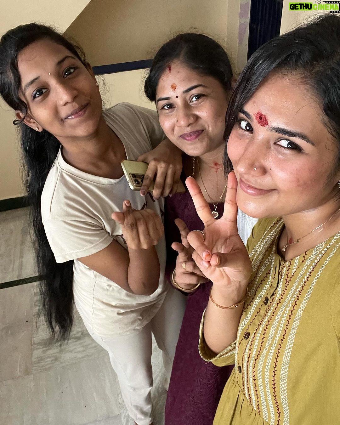 Sree Nithi Instagram - #allabouttheday Sundar & Family ❤️ @sundar_arts_and_drawings @sivashanmugapriya11 @_m_a_n_j_u_s_ Madurai Meenakshi Amman Temple
