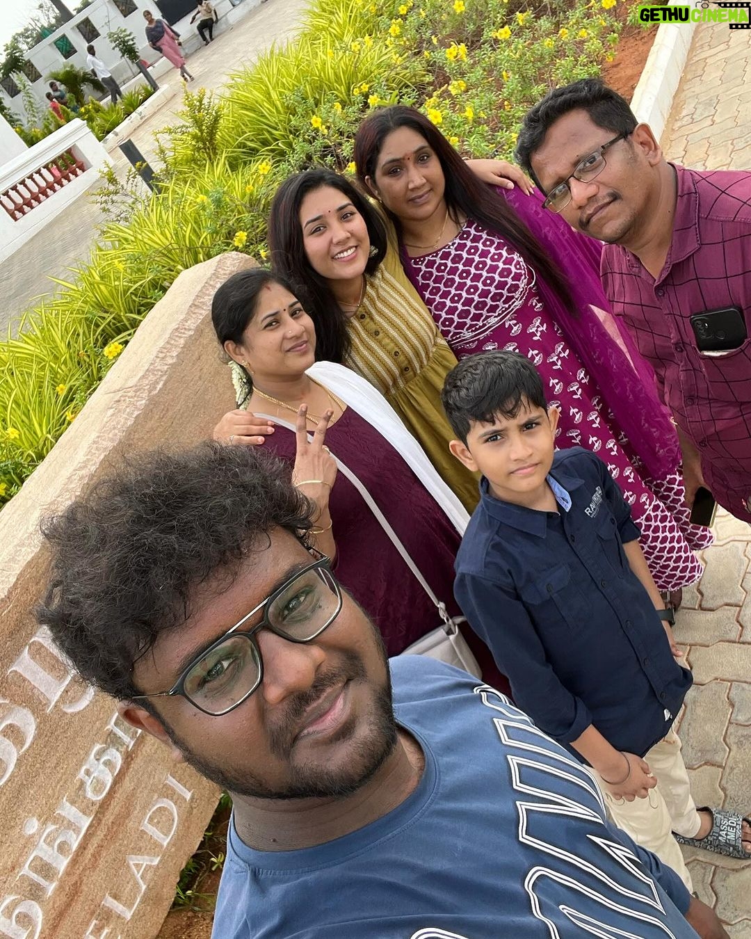 Sree Nithi Instagram - #allabouttheday Sundar & Family ❤️ @sundar_arts_and_drawings @sivashanmugapriya11 @_m_a_n_j_u_s_ Madurai Meenakshi Amman Temple