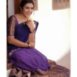 Sree Nithi Instagram - 🪻 பூவாசம்… புறப்படும் பெண்ணே… நான் பூ வரைந்தால்… தீ வந்து… விரல் சுடும் கண்ணே… நான் தீ வரைந்தால்… உயிரல்லதெல்லாம்… உயிர் கொள்ளும் என்றால்… உயிருள்ள நானோ… என்னாகுவேன்… உயிர் வாங்கிடும்… ஓவியம் நீயடி… இ… இ ______________________ Costume : @ivalinmabia Mua : @jeevithamakeupartistry Camera : @camerasenthil Shoot organized by : @rrajeshananda 🪻 Chennai, India