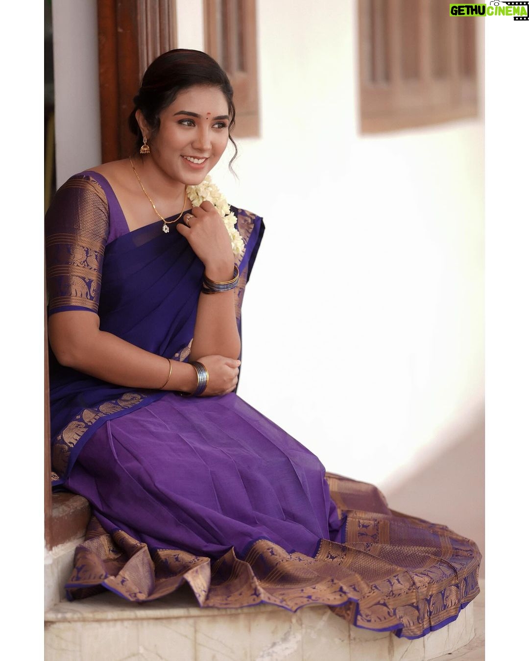 Sree Nithi Instagram - 🪻 பூவாசம்… புறப்படும் பெண்ணே… நான் பூ வரைந்தால்… தீ வந்து… விரல் சுடும் கண்ணே… நான் தீ வரைந்தால்… உயிரல்லதெல்லாம்… உயிர் கொள்ளும் என்றால்… உயிருள்ள நானோ… என்னாகுவேன்… உயிர் வாங்கிடும்… ஓவியம் நீயடி… இ… இ ______________________ Costume : @ivalinmabia Mua : @jeevithamakeupartistry Camera : @camerasenthil Shoot organized by : @rrajeshananda 🪻 Chennai, India
