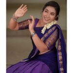 Sree Nithi Instagram - 🪻 மரகத தொட்டிலில் மலையாளிகள் தாலாடும் பெண்ணழகே மாதங்க தோப்புகளில் பூங்குயிலுகளின் இனிச் சேரன்னு புள்ளங்குழல் ஊதுகையான நின் அழகே நின்ற அழகே🪻 ______________________________ Costume : @ivalinmabia Photographer : @camerasenthil Makeup : @jeevithamakeupartistry Shoot organized by : @rrajeshananda 🪻🪻🪻🪻🪻🪻🪻🪻🪻🪻🪻🪻🪻