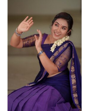 Sree Nithi Instagram - 🪻 மரகத தொட்டிலில் மலையாளிகள்
தாலாடும் பெண்ணழகே
மாதங்க தோப்புகளில்
பூங்குயிலுகளின் இனிச் சேரன்னு
புள்ளங்குழல் ஊதுகையான
நின் அழகே நின்ற அழகே🪻
______________________________

Costume : @ivalinmabia 
Photographer : @camerasenthil 
Makeup : @jeevithamakeupartistry 
Shoot organized by : @rrajeshananda

🪻🪻🪻🪻🪻🪻🪻🪻🪻🪻🪻🪻🪻