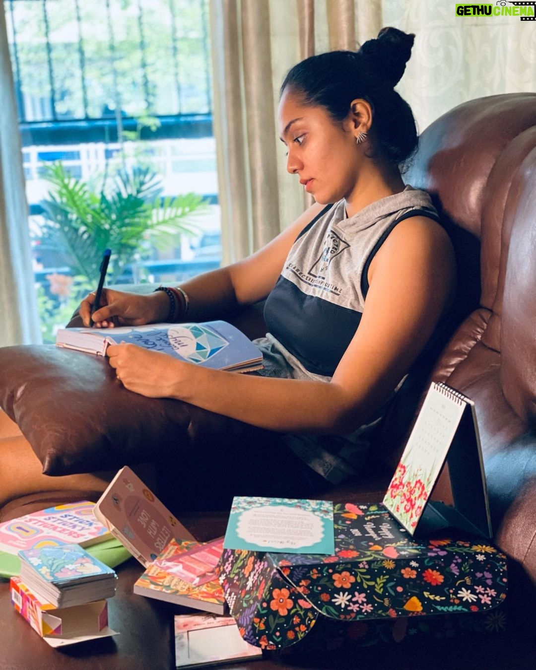 Sreethu Krishnan Instagram - Dive into the world of stationery with the cute little Happy Hamper from @factornotes 💖✨ #sreethukrishnan