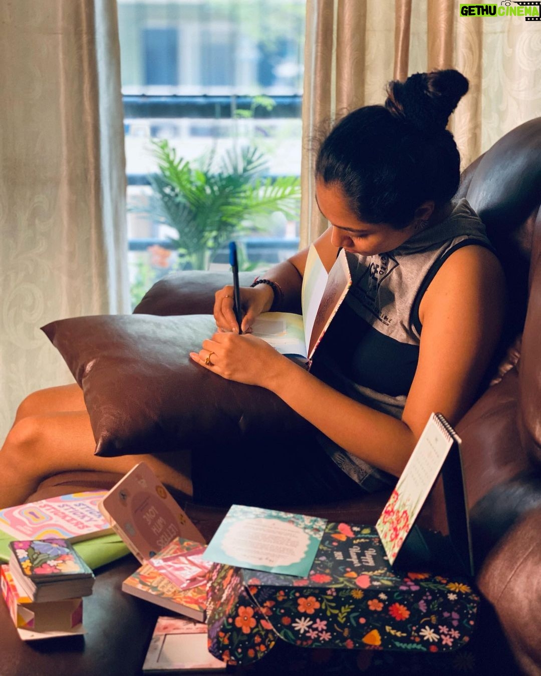 Sreethu Krishnan Instagram - Dive into the world of stationery with the cute little Happy Hamper from @factornotes 💖✨ #sreethukrishnan