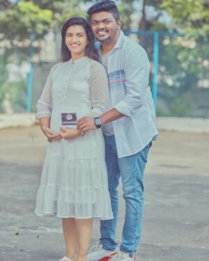 Sridevi Ashok Instagram - We can’t wait to meet our new addition .
Sometimes you pray for a miracle, and God gives you two(Sitara and baby)
@ashok_chintala @sitara_chintala 

Photography: @rootzstudios 

#srideviashok #momtobe #pregnancyannouncement