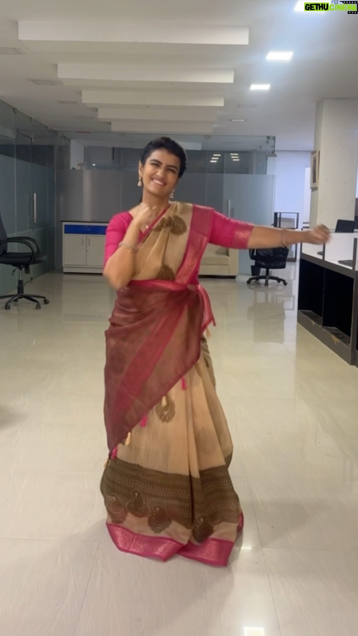 Sridevi Ashok Instagram - After long time dancing with baby bump❤️❤️❤️ Enjoy the phase and do the things you like❤️❤️❤️ Saree courtesy @lfab_creations #srideviashok #dance #babybumplove #pregnancy #pregnancylife #expectingmoms #lovefordance