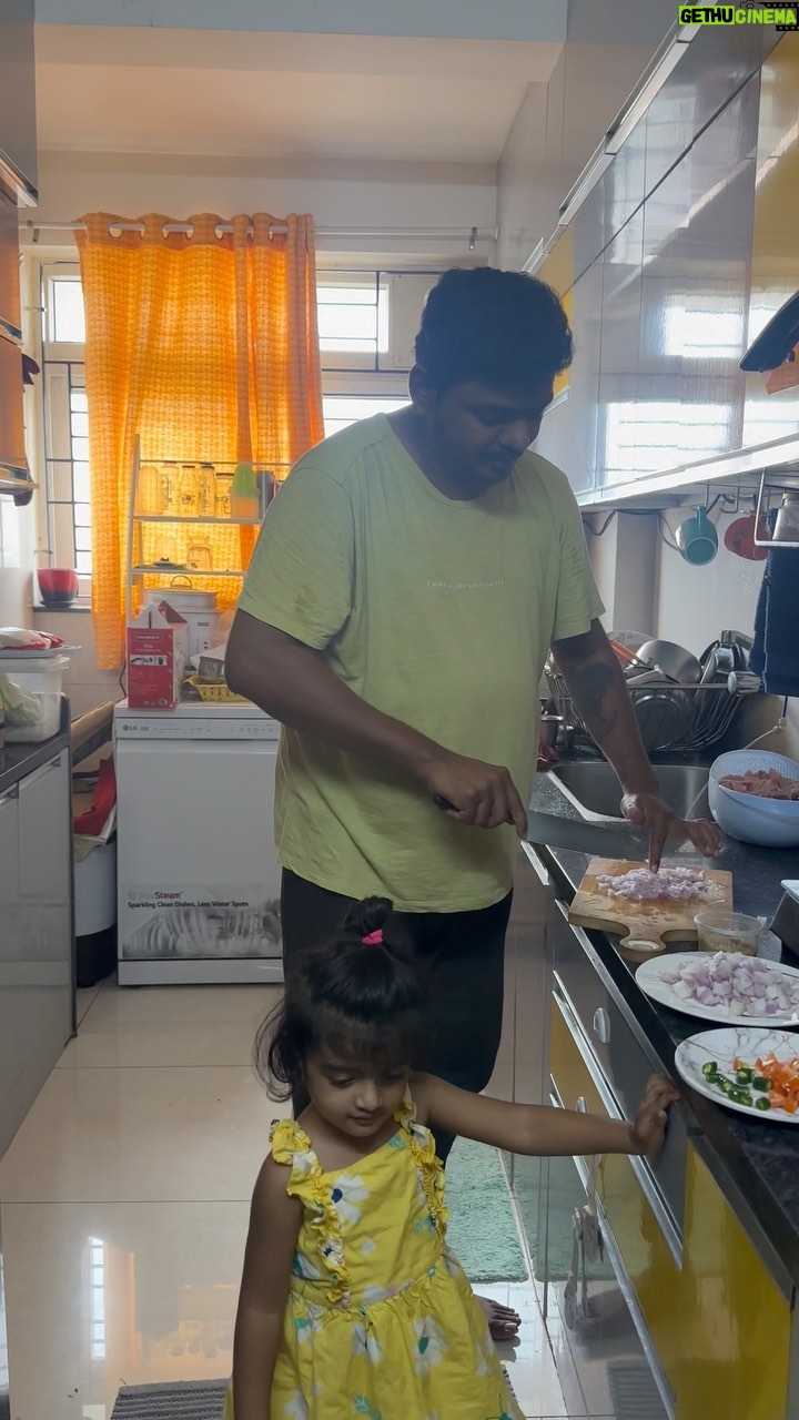 Sridevi Ashok Instagram - Aasa pattu samachu kudutheenga!! But enala sapida mudiyele🥲🥲🥲 pregnancy sickness is heavy😒 .. But i love the way u cook for me❤️❤️ love you bujju @ashok_chintala Asst chef @sitara_chintala