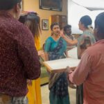 Sridevi Ashok Instagram - Making of Modhalum Kaadhalum .. Nandhini neenge yen irukinge , Vedha va romba adichitinge 😬😜 #modhalumkaadhalum #vikramvedha #srideviashok #makingvideos #behindthescenes