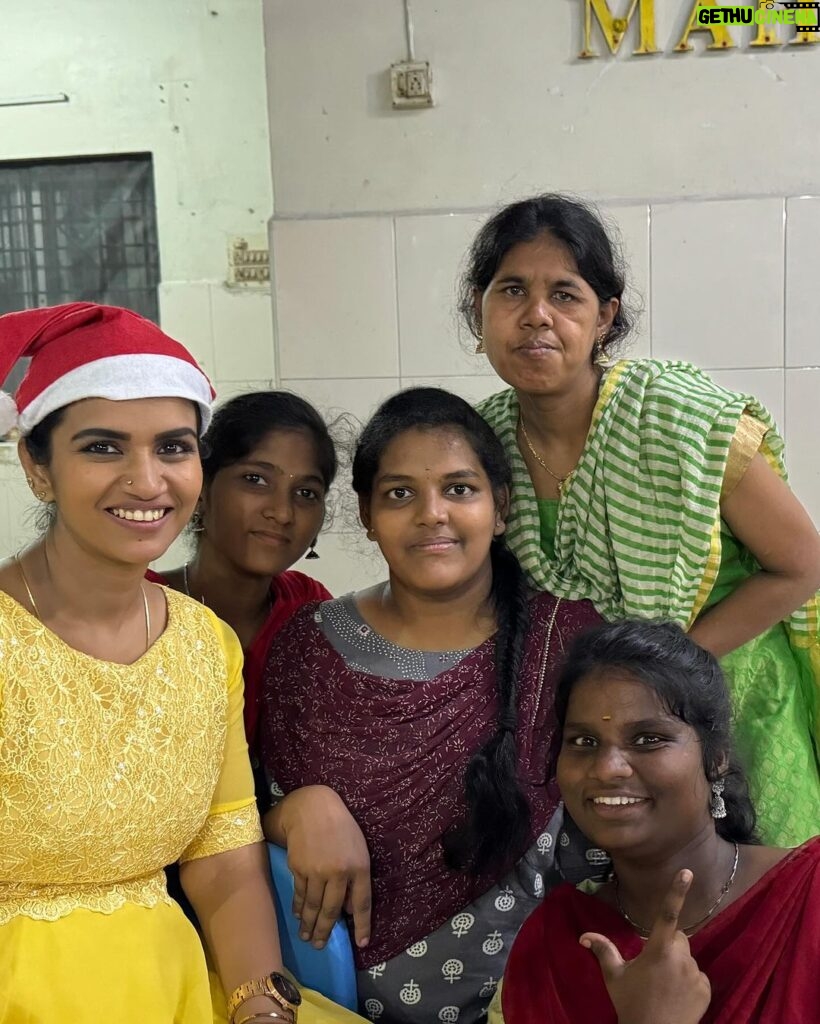 Sridevi Ashok Instagram - Christmas celebrations with our Santa @ashok_chintala at Good Life Center , Tambaram , Chennai. #srideviashok #christmas