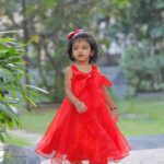 Sridevi Ashok Instagram - @sitara_chintala ‘s Christmas costume from @vika.label Wishing you all advance Merry Christmas 🥰❤️🫶 Photography: @ashok_chintala #srideviashok #christmas #christmasdress #reddress #babygowns #babydress #babyphotography