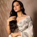 Srinidhi Ramesh Shetty Instagram – My love for sarees is beyond my love for sarees🤣 if that made any sense at all😂🫠

A quick rundown🙈
Me : heyy I have an event!
Stylist : Okay, so what do u wanna wear this time?
Me : Sareeeeee😬
Stylist : What? AGAINN?
Me : yesss🙈 again🫠🦭
.
.
.
.
.
Styled by @niru05_raghupathy
Saree @jade_bymk
Jewellery @karnikajewelshyd 
Makeup @sadhnasingh1 
Hair @hairbyrajabali 
Photos @pranav.foto
Saree draping @vijayalakshmi9669