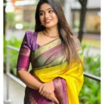 Srinisha Jayaseelan Instagram – மாலை நிலவின் மரகத மஞ்சள்
எல்லாம் தங்கும் உந்தன் நெஞ்சில்💛💜❤️

Saree: @house_of_haadiya 

#saree #sareesofinstagram #loveforsaree #singapore #singer #concert #look Singapore