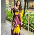 Srinisha Jayaseelan Instagram – மாலை நிலவின் மரகத மஞ்சள்
எல்லாம் தங்கும் உந்தன் நெஞ்சில்💛💜❤️

Saree: @house_of_haadiya 

#saree #sareesofinstagram #loveforsaree #singapore #singer #concert #look Singapore