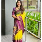 Srinisha Jayaseelan Instagram – மாலை நிலவின் மரகத மஞ்சள்
எல்லாம் தங்கும் உந்தன் நெஞ்சில்💛💜❤️

Saree: @house_of_haadiya 

#saree #sareesofinstagram #loveforsaree #singapore #singer #concert #look Singapore