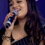Srinisha Jayaseelan Instagram – செம்மொழியான தமிழ் மொழியாம்..💜❤️

What a bliss performing this iconic song composed by our beloved Isai Puyal @arrahman sir for @officialkheloindia last night! ✨

Thank you so much @renaissance.events en azhagi @raghini.muralidharan akka for this opportunity 😘

#singer #performance #performer #tamil #tamilanthem #semmozhi