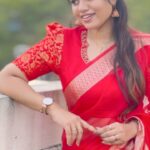 Srinisha Jayaseelan Instagram – இல்லாமலே வாழ்வது இன்பம் 
இருந்தும் இல்லை என்பது துன்பம் 💜❤️

Background music : @sebastinrozario Thanks rozz❤️
Saree: @house_of_haadiya ❤️
VC : @snaps_by_madhu ❤️

#singer #coversong #love #arr #arrahman #missings #guru #aaruyiremannipaaya #rahman #aishwaryarai #abhishekbachchan #chinmayi #gold #singerlife #songcover #coversong #instasinger #instagood