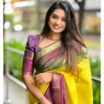 Srinisha Jayaseelan Instagram – மாலை நிலவின் மரகத மஞ்சள்
எல்லாம் தங்கும் உந்தன் நெஞ்சில்💛💜❤️

Saree: @house_of_haadiya 

#saree #sareesofinstagram #loveforsaree #singapore #singer #concert #look Singapore