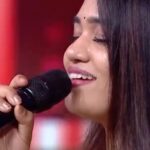 Srinisha Jayaseelan Instagram – அய்யயோ💜❤️ 
Sang this beautiful song by my dearest @itsyuvan sir on Super singer😍 @vijaytelevision 
@santhoshmusical 😍
#singer #livesinging #love #u1 #karthi #ownvoice