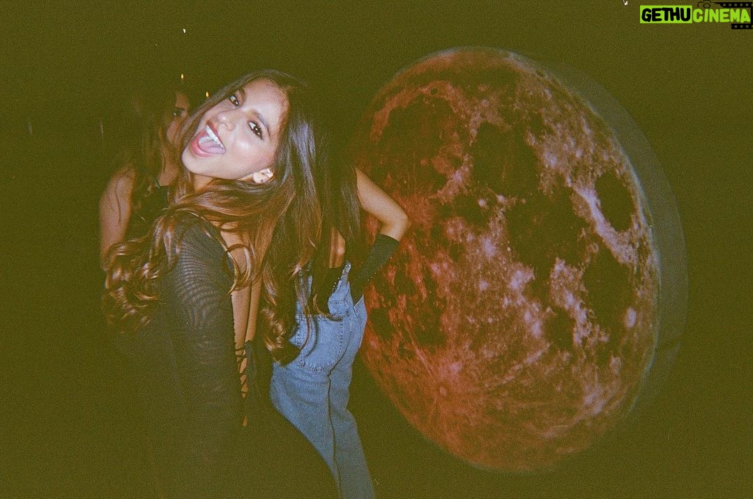 Suhana Khan Instagram - red moon low in the sky 🌚