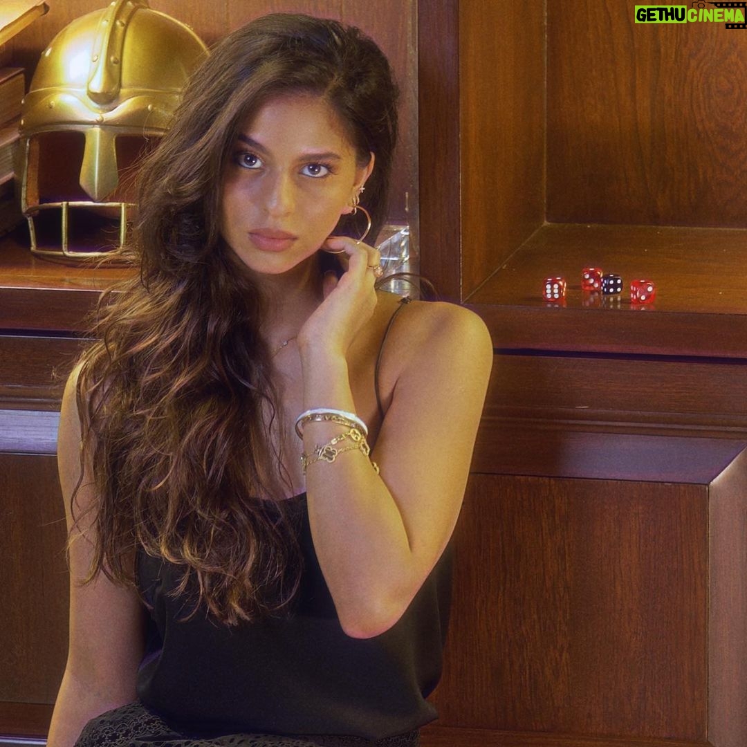Suhana Khan Instagram - walked into the room, you know you made my eyes burnn it was like James Deanπ§πΌββοΈβ‘οΈππ©ββ€οΈβπβπ¨π