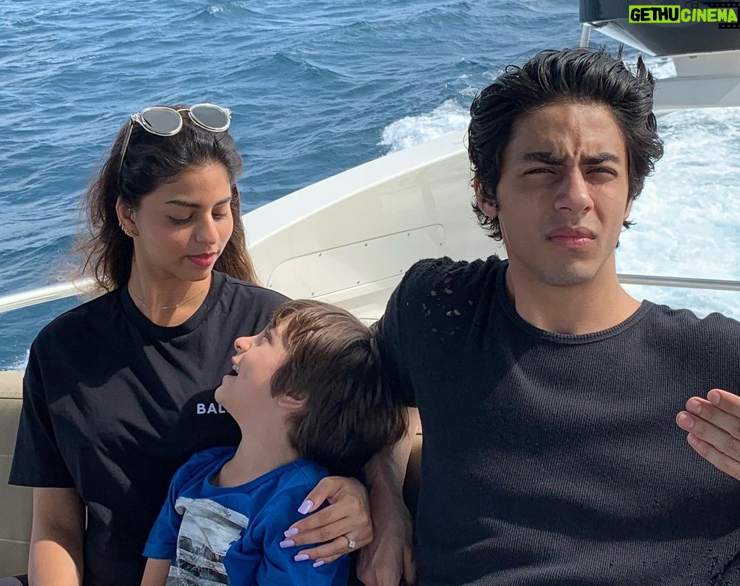 Suhana Khan Instagram - Three’s a crowd 👋🏼 Maldives