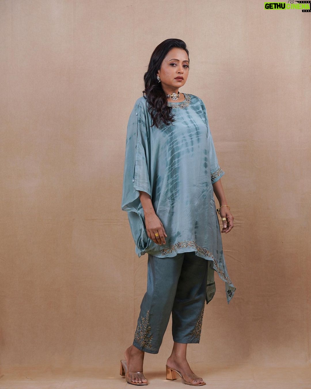 Suma Kanakala Instagram - If you don’t see a clear path for what you want, sometimes you have to make it yourself😎 . styled by @stylebyannapurna Wearing: @vrb_collections Jewellery: @tantra.brassjewellery Makeup @emraanartistry Hair @koduruamarnath Photography @valmikiramuphotography #sumakanakala #anchorsuma #anchorsumakanakala #kanakalasuma