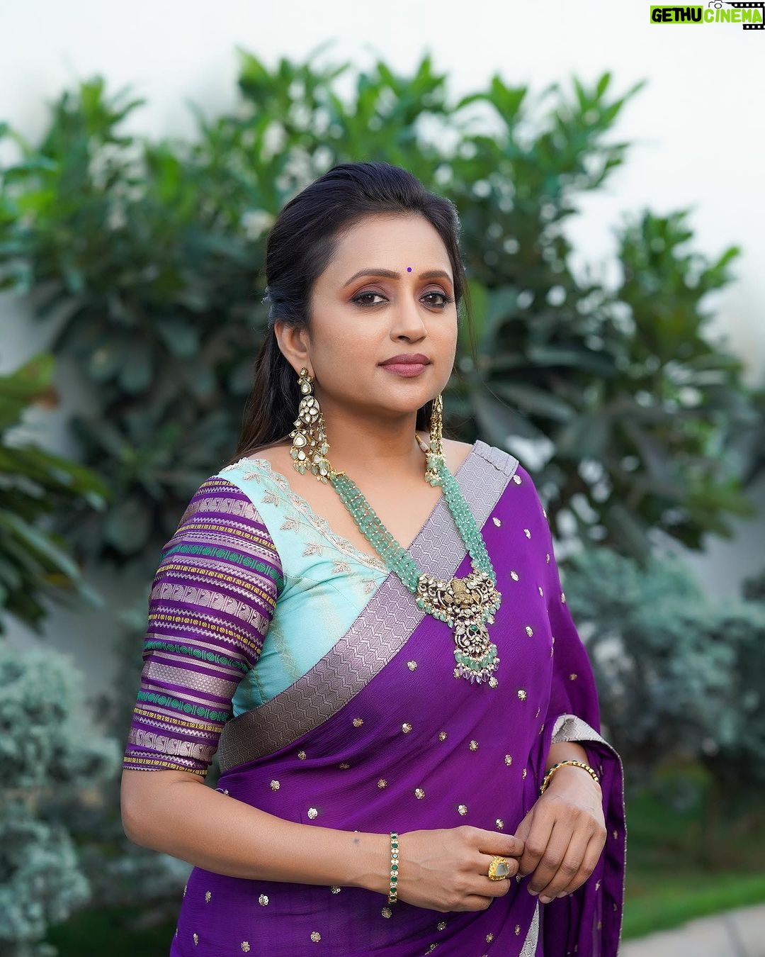 Suma Kanakala Instagram - Smile big, laugh often, and enjoy the little things π Styled by @stylebyannapurna Collaboration with Outfit @varahi_artstudio Jewellery @alluringaccessories.a2 Makeup @emraanartistry Hair @thrinath_nambara_ Photography @valmikiramuphotography #sumakanakala #suma #anchorsuma #anchorsumakanakala #kanakalasuma #saturday #sumaadda #saturdayvibes